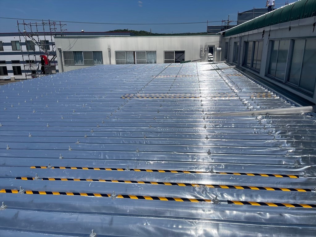 『記録的な猛暑の夏も、工場内は30～32℃に。』